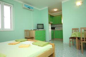 Apartments by the sea Pasman - 8295