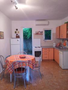 Apartments with WiFi Bol, Brac - 8736