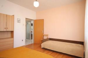 Apartments by the sea Ugljan - 8423