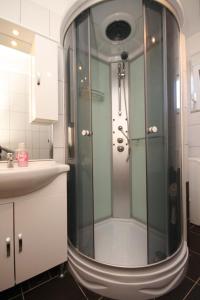 Apartments by the sea Ugljan - 8423