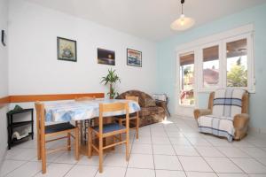 Apartments by the sea Ugljan - 8423