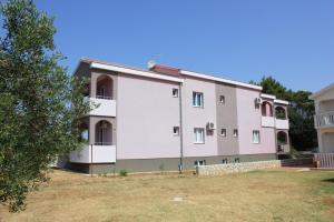 Apartments by the sea Pasman - 8217 - 3hvězdičkové hotely ve městě Pašman