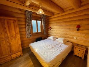 Chalets Chalet en rondin 8 pers. avec sauna, SPA et garage, pres telecabine et navette a Praloup 1500 - FR-1-165A-126 : photos des chambres