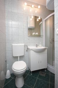 Apartments by the sea Kastel Stafilic, Kastela - 8621