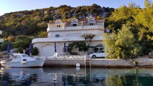 Apartments by the sea Pasadur, Lastovo - 8386