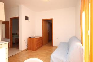 Apartments with a parking space Ugljan - 8430