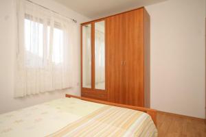 Apartments with a parking space Ugljan - 8430