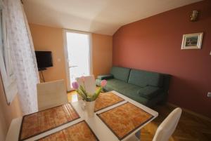 One-Bedroom Apartment with Terrace and Sea View room in Apartments by the sea Kukljica Ugljan - 8253