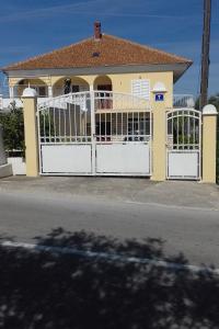 Apartment Kukljica 8277b