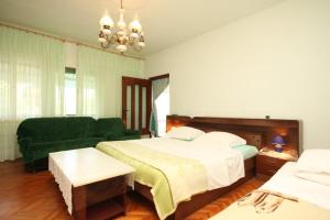 Apartments by the sea Ugljan - 8304