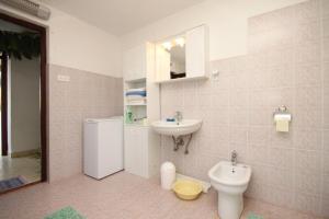 Apartments by the sea Ugljan - 8304