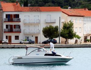 Apartments by the sea Kukljica, Ugljan - 8260 - 3hvězdičkové hotely ve městě Kukljica