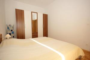 Apartments by the sea Zavala, Hvar - 8637