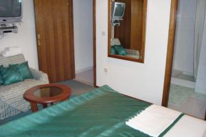 Apartments with a parking space Povlja, Brac - 8628