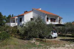 Apartments with a parking space Ugljan - 8403