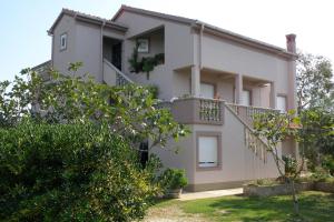 Apartments by the sea Ugljan - 8468 - 3hvězdičkové hotely ve městě Ugljan