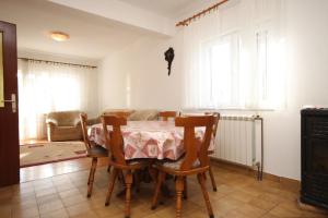 Apartments with a parking space Grebastica, Sibenik - 8367