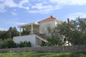 Apartments with parking space Ugljan - 8493