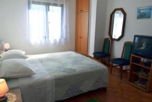 Apartments with parking space Ugljan - 8493