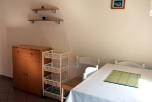 Apartments with parking space Ugljan - 8493