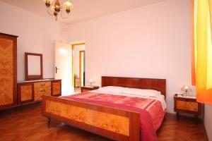 Apartments by the sea Ugljan - 8257