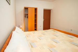 Apartments with parking space Pasman - 8214