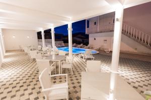 Seaside apartments with a swimming pool Okrug Donji, Ciovo - 8664