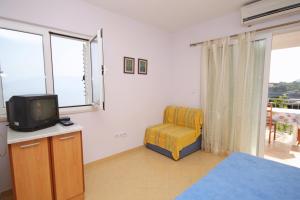 Apartments by the sea Cove Pokrivenik, Hvar - 8673