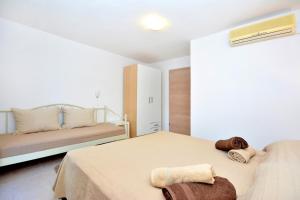 Holiday house with a swimming pool Basina, Hvar - 8731