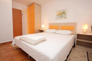 Apartments with parking space Makarska - 8817