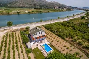 Holiday house with a swimming pool Opuzen, Neretva Delta - Usce Neretve - 8818 - Mlinište