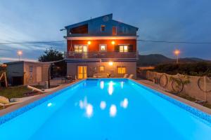 Holiday house with a swimming pool Opuzen, Neretva Delta - Usce Neretve - 8818