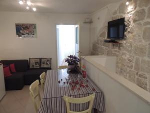 Apartments by the sea Kastel Stafilic, Kastela - 8678