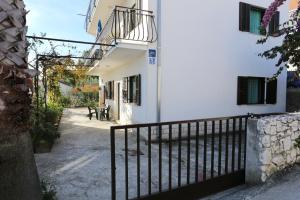 Apartments by the sea Rogoznica - 10338