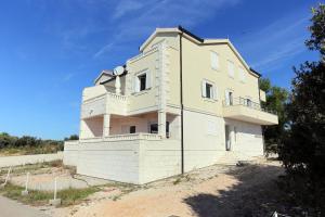 Apartments and rooms with parking space Rogoznica - 10339 