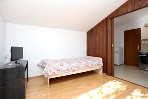 Apartments by the sea Arbanija, Ciovo - 10340