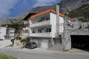 Apartments with a parking space Omis  10349