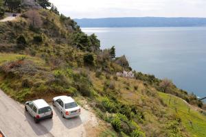 Apartments with a parking space Omis - 10349