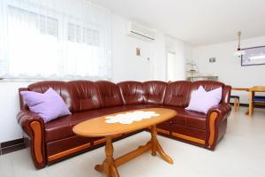 Apartments with a parking space Omis - 10349