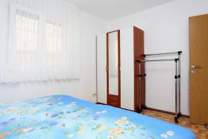 Apartments with a parking space Omis - 10349