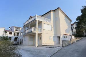 Apartments by the sea Arbanija, Ciovo - 10347