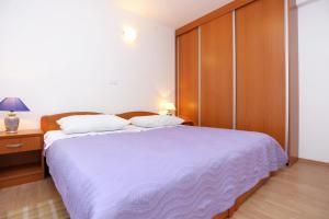 Apartments by the sea Arbanija, Ciovo - 10347