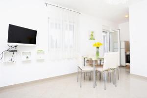 Apartments with a parking space Omis - 10351