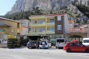 Apartments with a parking space Omis - 10362