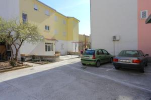 Apartments with a parking space Omis - 10362