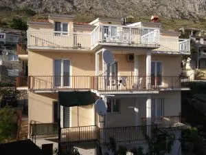 Apartments with a parking space Stanici, Omis - 10360 - Celina