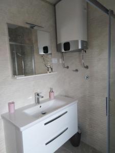 Apartments with parking space Stanici, Omis - 10360