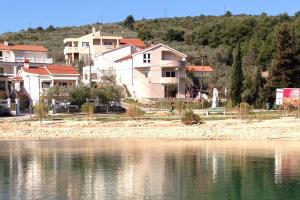 Apartments by the sea Cove Mala Lamjana, Ugljan - 11019 - 3hvězdičkové hotely ve městě Kali