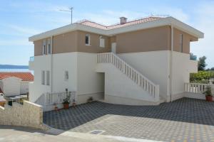 Seaside apartments with a swimming pool Rastici, Ciovo - 11009