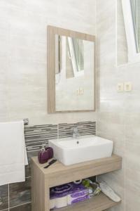 Seaside apartments with a swimming pool Rastici, Ciovo - 11009